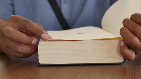 persona que da la vuelta a las páginas de un libro