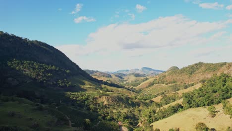 Vasto-Paisaje-De-Montañas-Y-Valles-En-El-Distrito-Cafetalero,-Brasil,-Avance-Aéreo