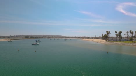 Ruhige-Aussicht-Auf-Segelboote-über-Den-Strand-In-Mission-Bay,-San-Diego,-Kalifornien,-USA