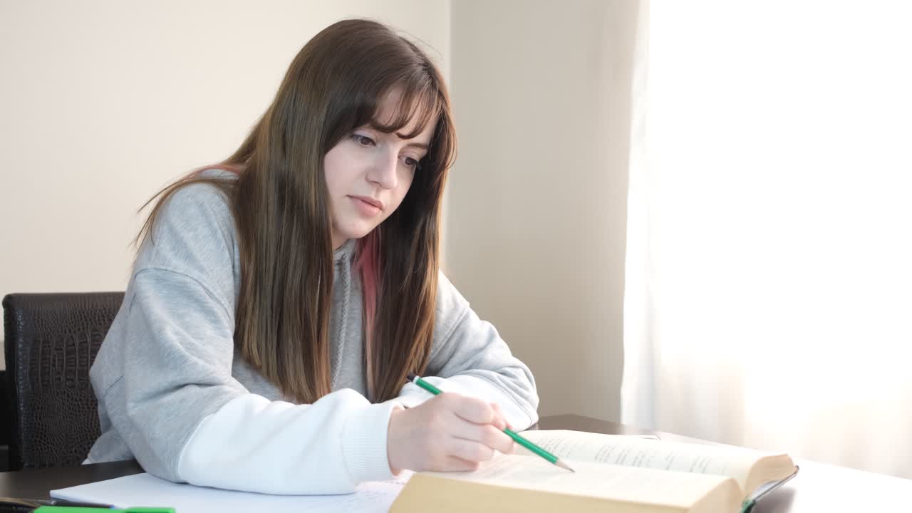 estudiante haciendo la tarea