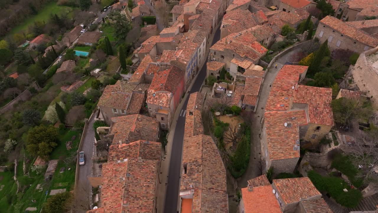 Veduta aerea dello storico borgo di Bonnieux abbracciato dalla natura, Provenza