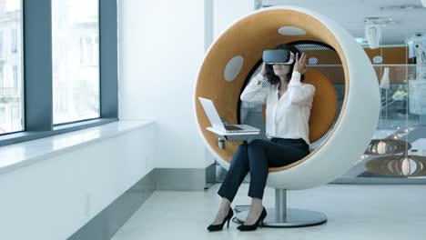 Mujer-De-Negocios-Disfrutando-De-La-Realidad-Virtual