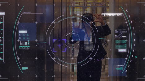 procesamiento de datos y escaneo de alcance sobre la mujer gestando mientras lleva auriculares vr en la oficina