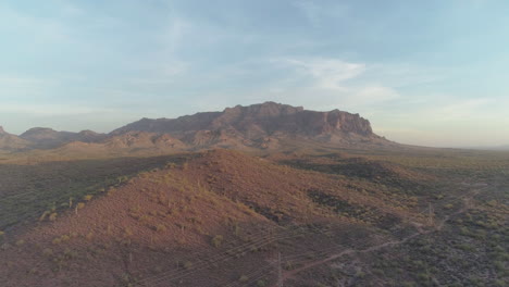 aéreo - zoom de muñeca de la montaña del desierto durante la hora dorada