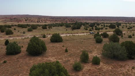 Ein-Fahrzeug,-Das-Durch-Die-Malerische-Landschaft-Von-Escalante-In-Central-Garfield-County,-Utah,-Vereinigte-Staaten-Fährt