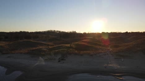 Pequeñas-Dunas-Bañadas-En-Luz-Cálida-Al-Atardecer