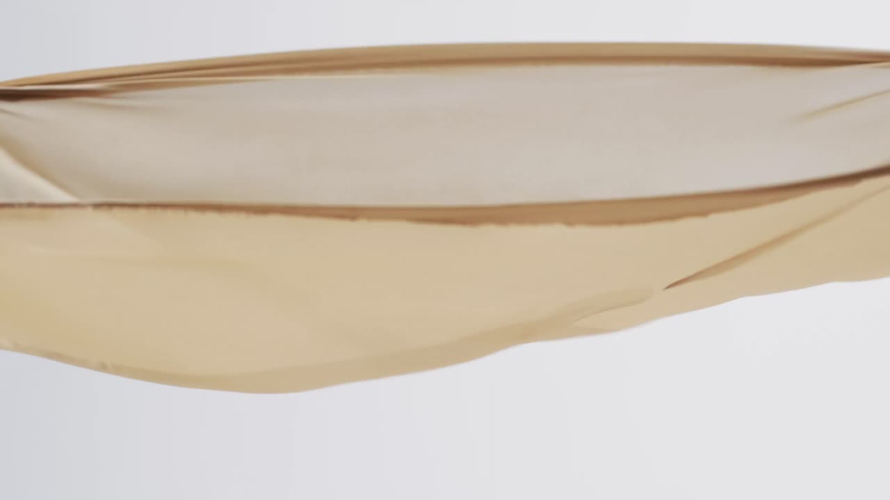 animación de la tela de crema soplando con espacio de copia sobre fondo blanco