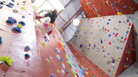 Niedriger-Winkel-Einer-Frau,-Die-Bouldern-4k-übt