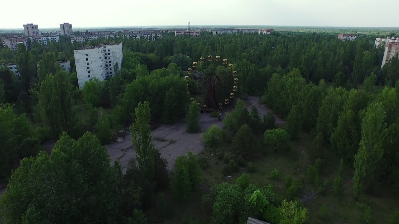 Letecký pohled na opuštěné město Pripjať, ikonické ruské kolo, rozpadající se budovy. Černobyl