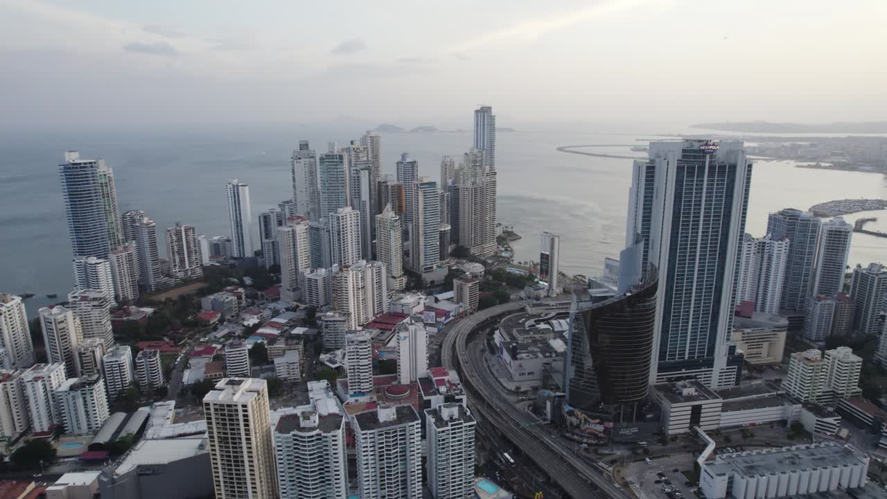 Panama City, Punta Pacifica, vista aerea che mostra moderni grattacieli e la costa