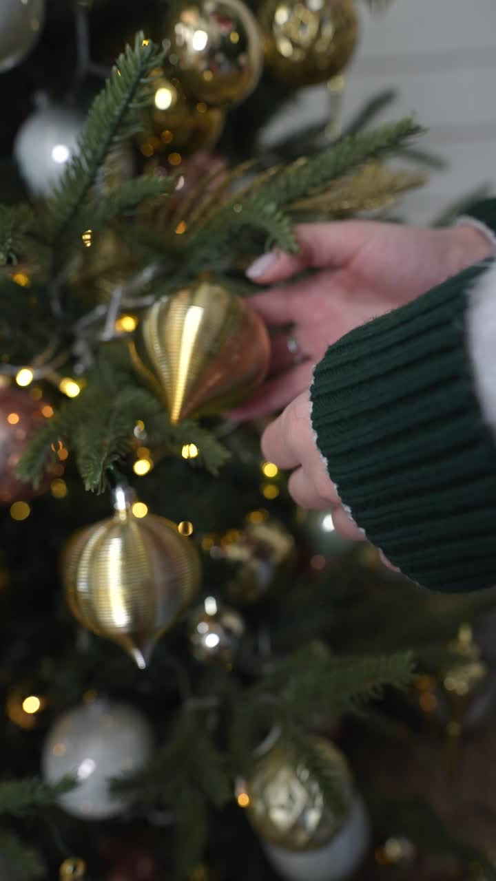 Mujer decorando un árbol de navidad
