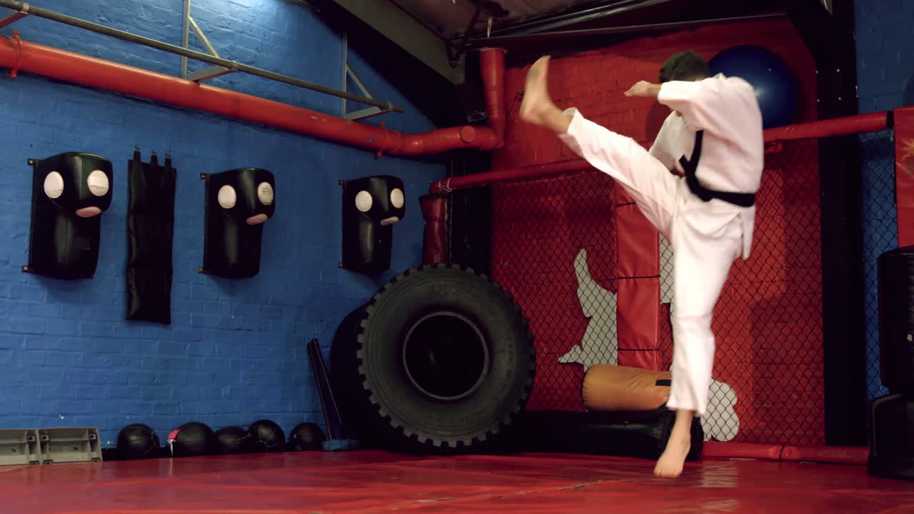 카라테를 연습하는 남자