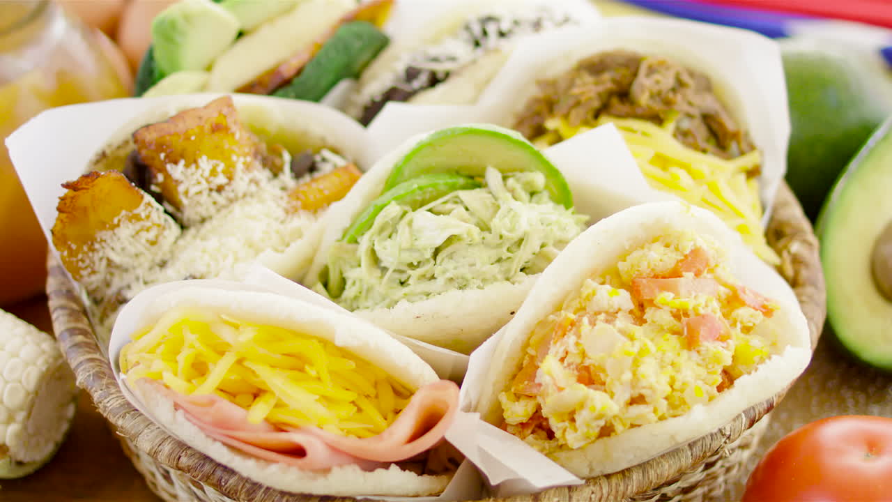 arepas, plato venezolano hecho de harina de maíz