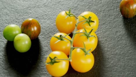 varios tomates dispuestos en un fondo gris 4k 4k