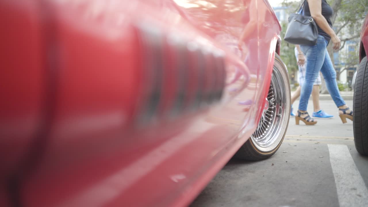 detalle de la vista lateral del coche clásico rojo