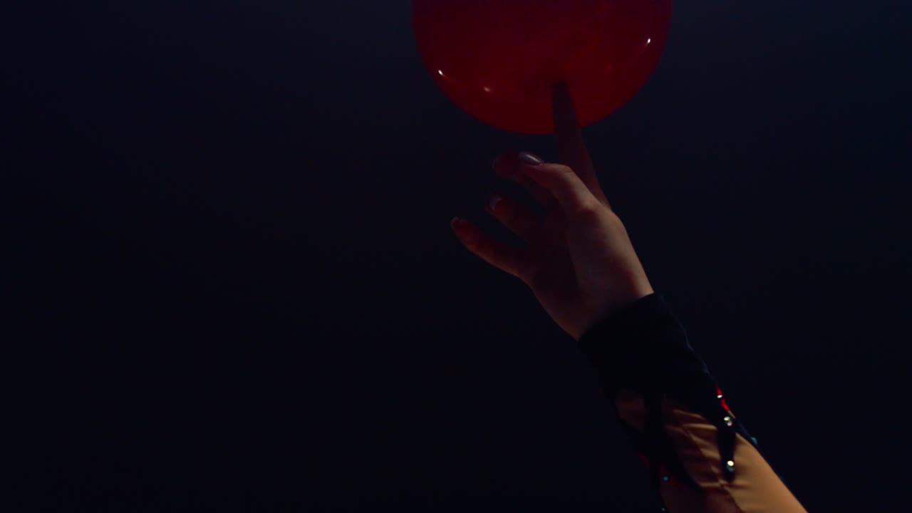 손가락에 공을  ⁇ 는 체조 선수, 실내에서 리 ⁇  체조를 하는 스포츠 여성.