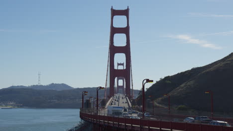 Daytime-Traffic-On-Historical-Golden-Gate-Bridge-In-San-Francisco,-California