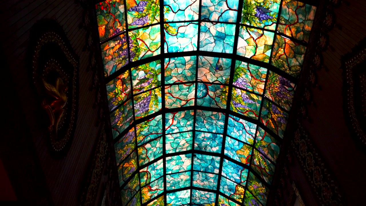 Um teto de vidro colorido e matizado em um templo.