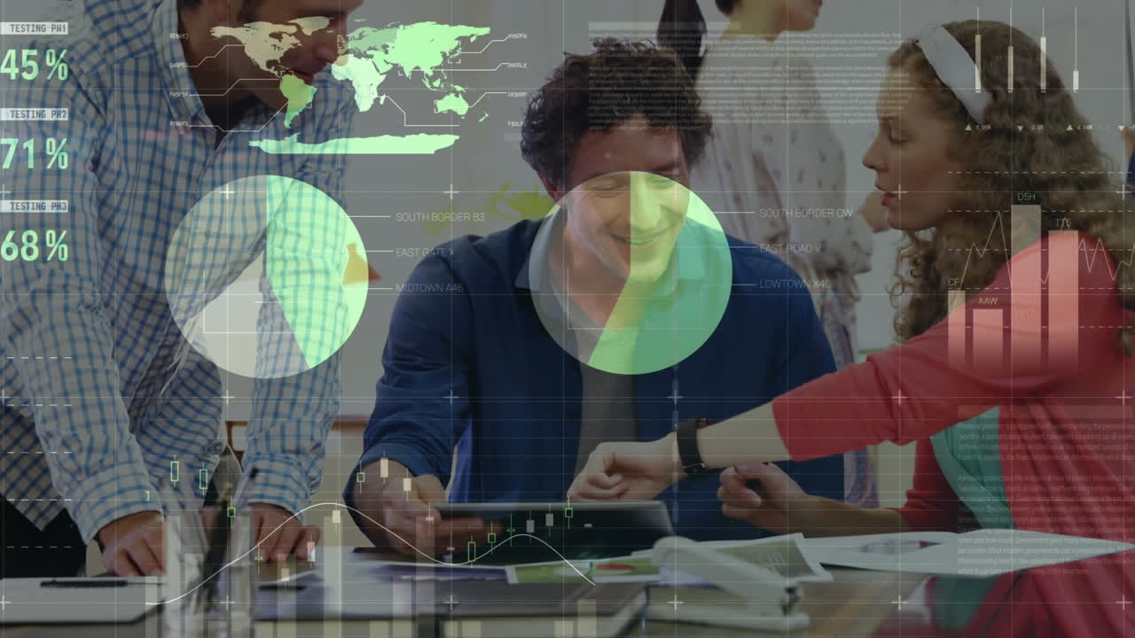 animación de datos financieros y gráficos sobre empresarios caucásicos que trabajan juntos en la oficina