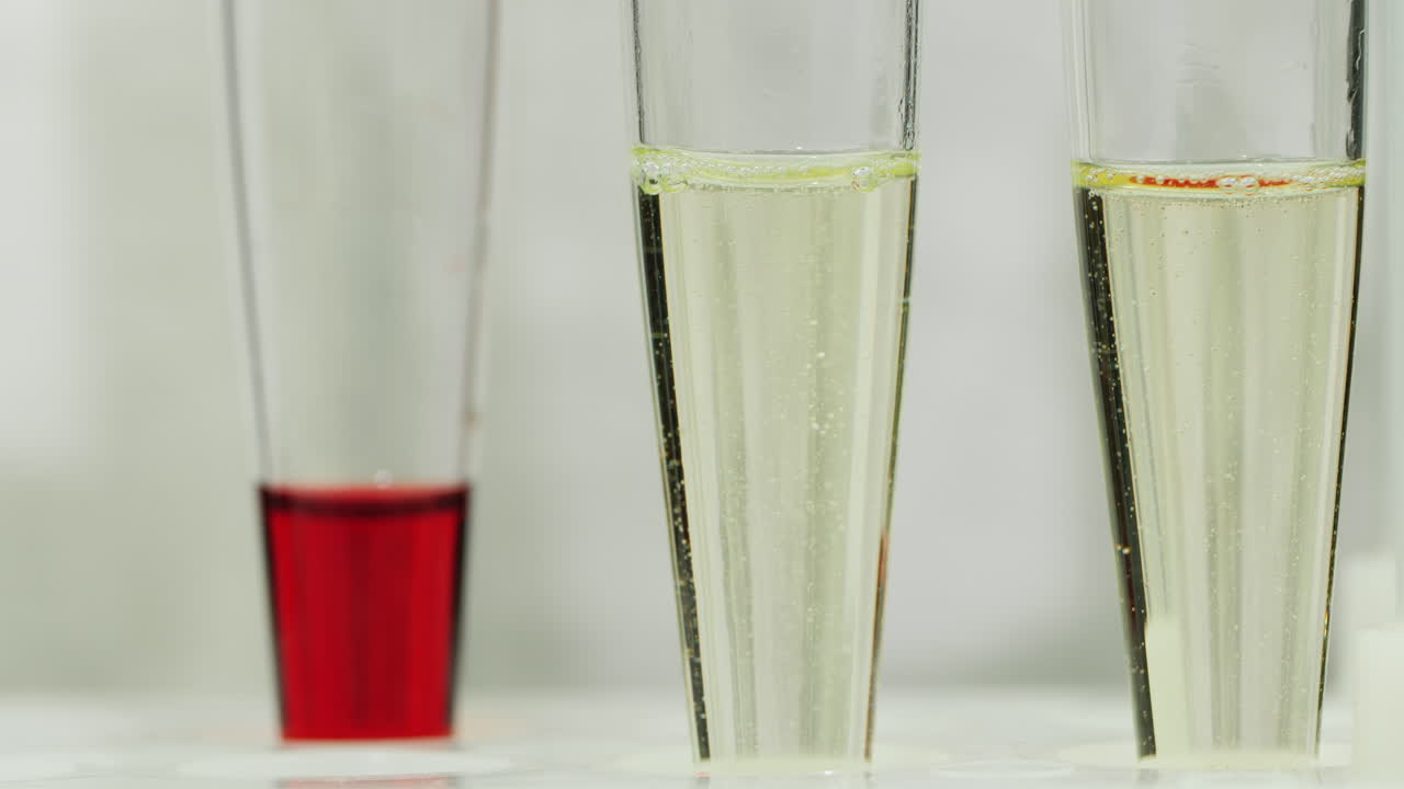 기술자가 테스트 튜브에 혈액을 떨어뜨림 7