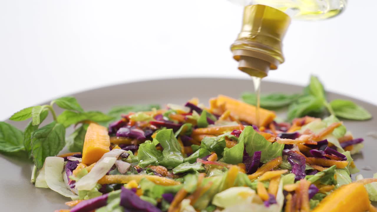 건강한 라이프 스타일.  ⁇ 러드에 올리브 오일을 뿌리는 것.