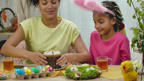 madre e hija celebrando la pascua