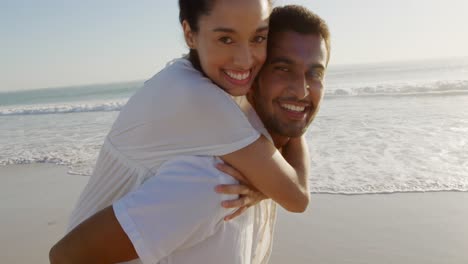 una joven pareja junto al mar