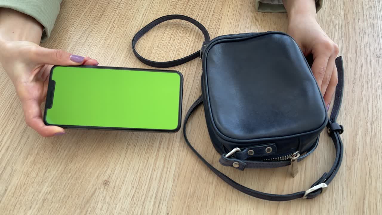 la mujer de 4k saca el teléfono móvil de su bolso