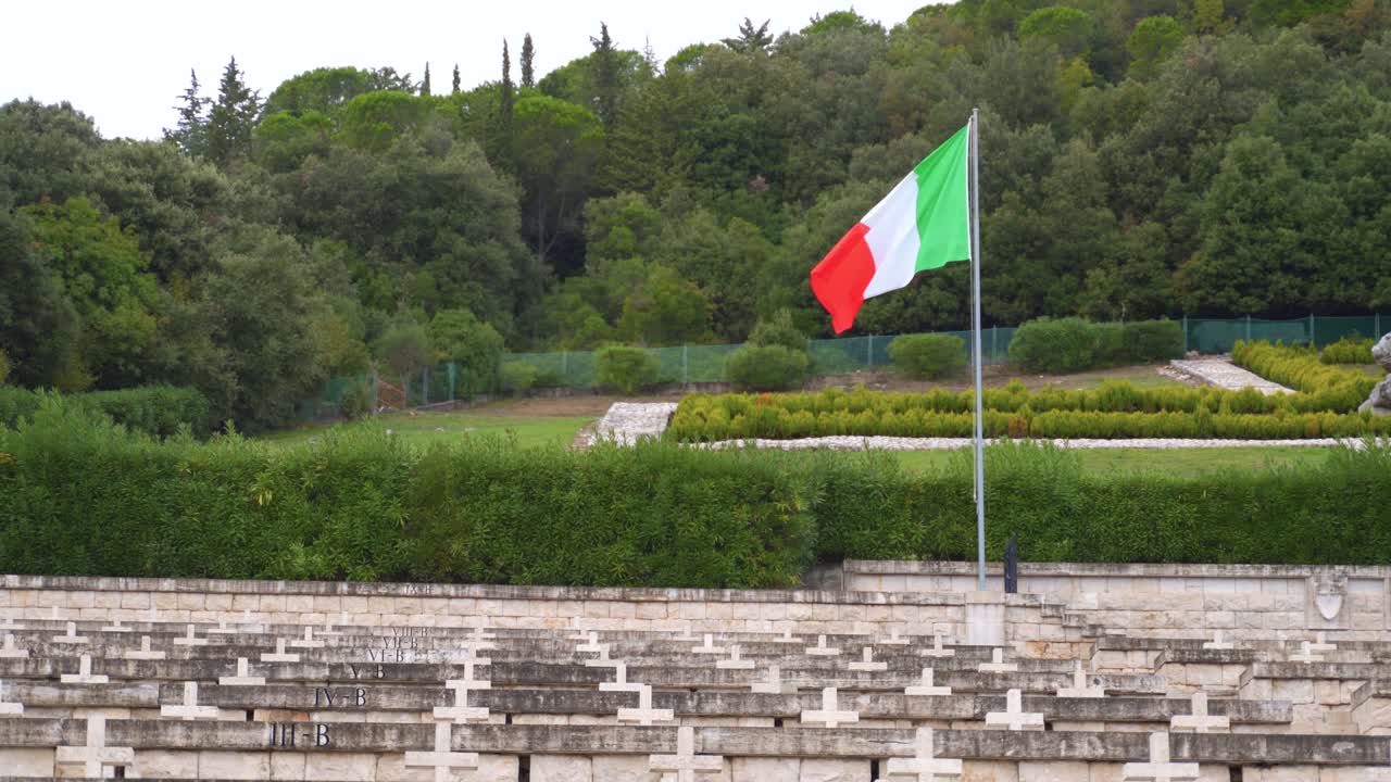Bandiera italiana rossa, bianca e verde su un'asta sottile al cimitero polacco a Monte Cassino, Italia, statica.