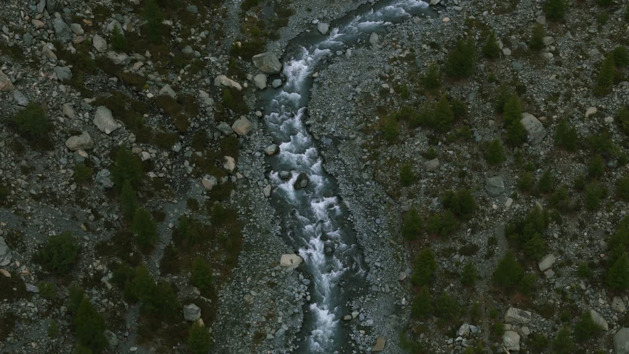 arroyo rocoso que fluye de las montañas en el alpe ventina en chiesa, valmalenco, provincia de sondrio, italia