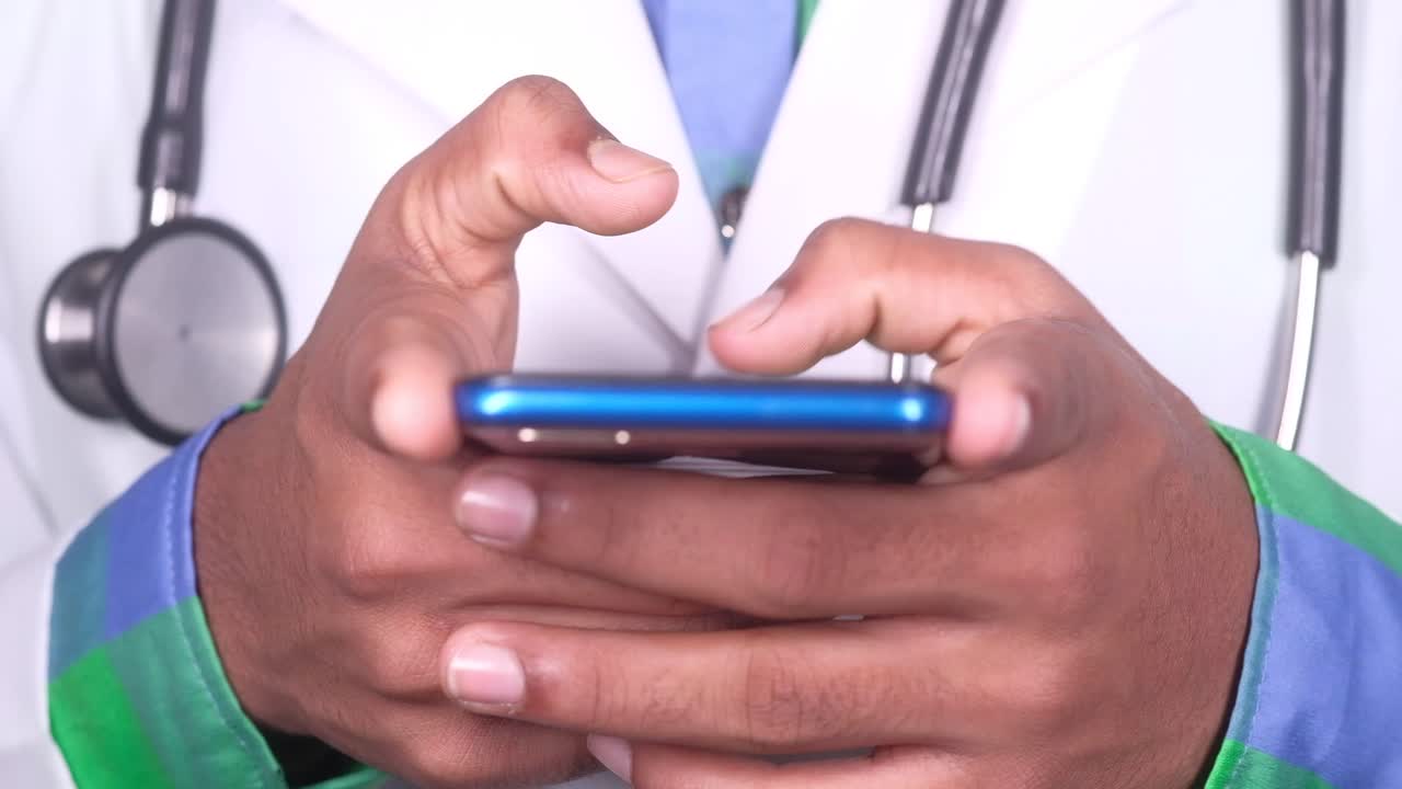 Doctor con smartphone