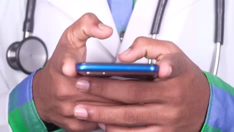 médico que utiliza un teléfono inteligente