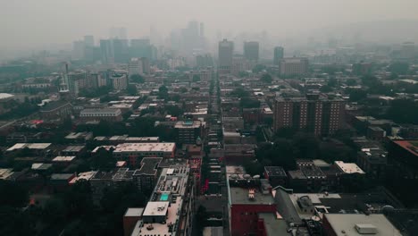 Drohnenschuss-Rückwärts-In-Montreal-Während-Einer-Smog-Episode-Im-Juni-2023