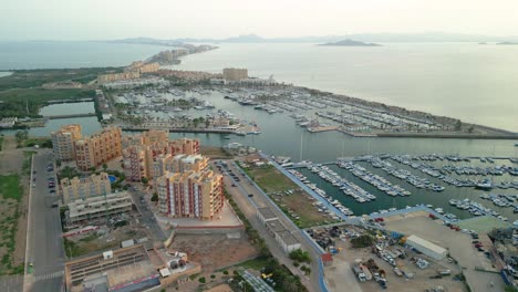 Luftbild-Der-Stadt-La-Manga,-In-La-Manga-Del-Mar-Menor-Murcia-Beeindruckender-Blick-Auf-Die-Gebäude-Und-Strände-Des-Marinas-Goldene-Stunde