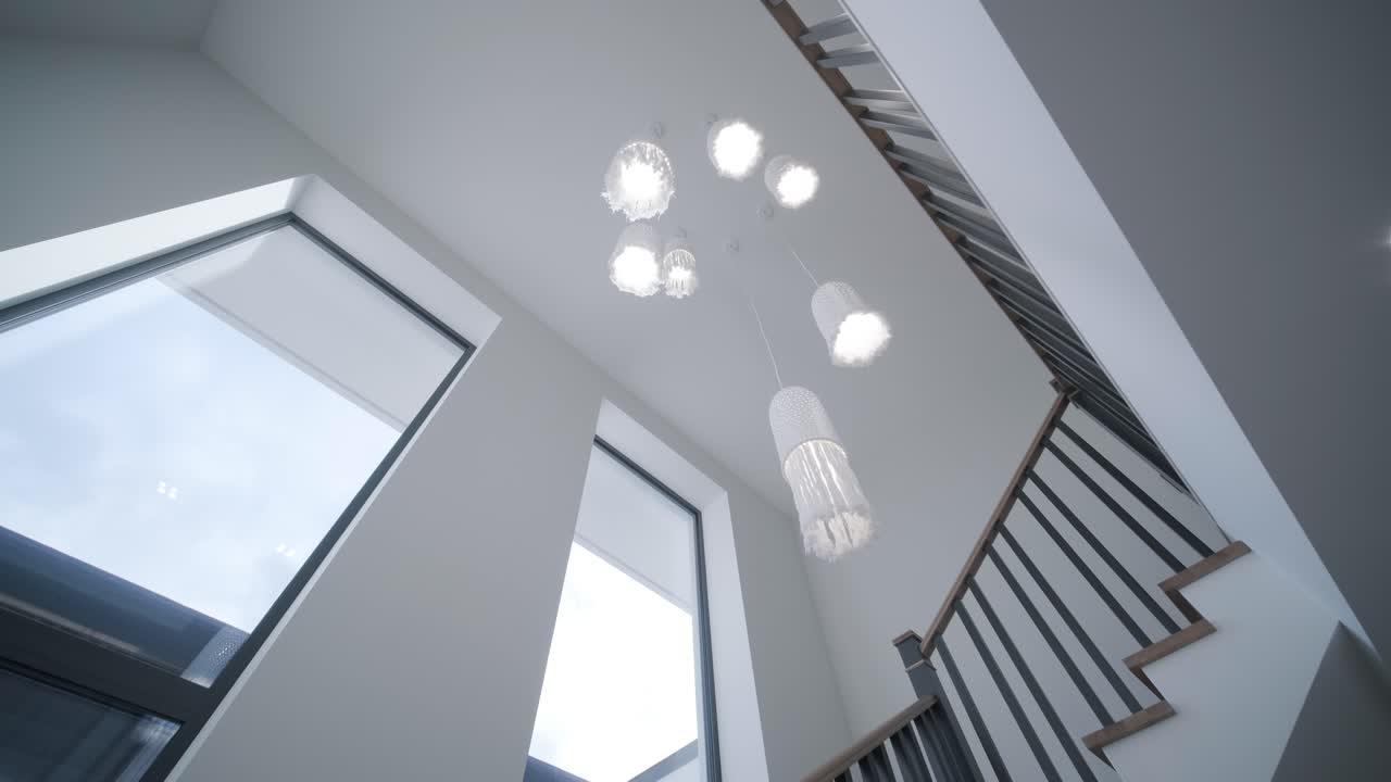 diseño interior escaleras de madera elegantes dentro de la casa con barandillas de madera modernas y paredes decoradas con lámparas de moda. escalera moderna o escalera en el interior de la casa moderna