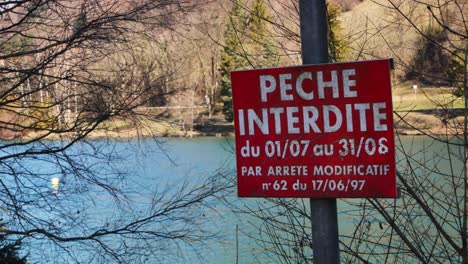 se prohíbe la pesca con un cartel en francés.