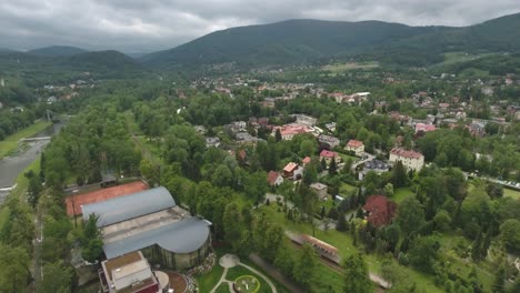 Una-Ciudad-Turística-En-Las-Montañas-Con-Un-Río-En-Polonia-Durante-El-Verano