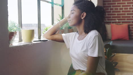 Mujer-De-Negocios,-Teléfono-O-Pensando-En-La-Ventana