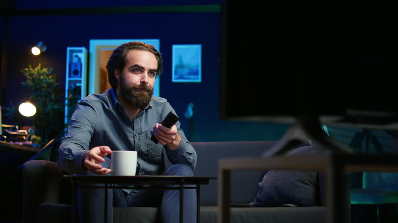 집에 있는 남자는 tv에서 최신 소식을 전해 친구에게 전화함으로써 충격을 받았습니다.