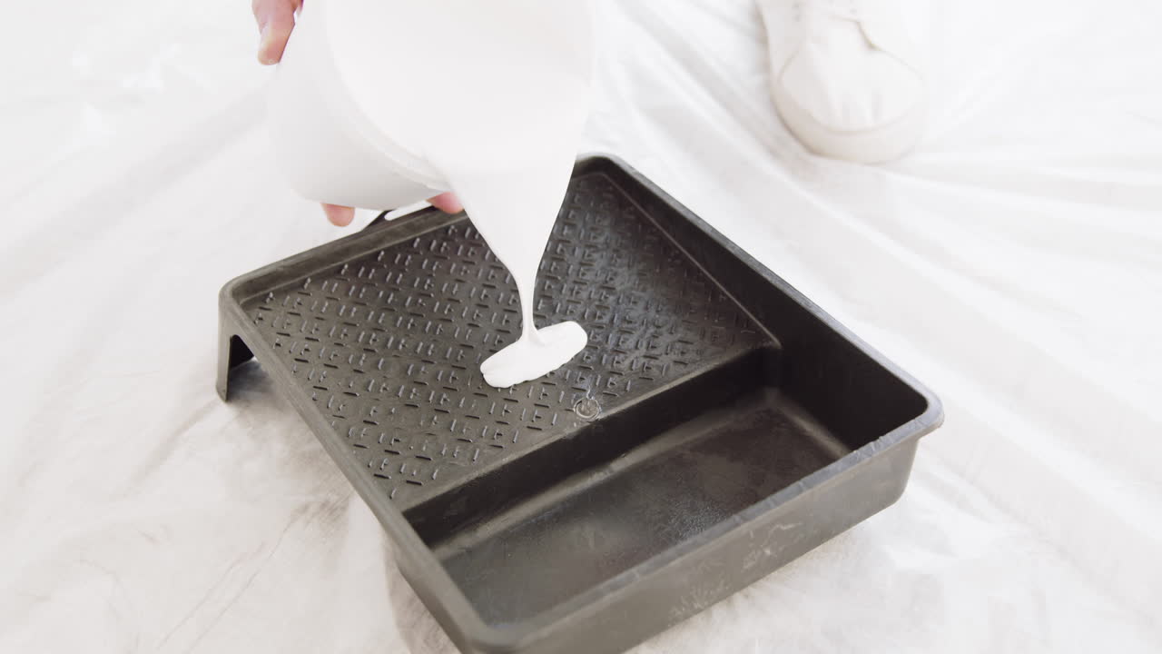 페인팅 프로젝트 - 트레이에 색 페인트를 부어 넣는 것