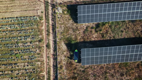 Drohne,-Technik-Oder-Menschen-Mit-Sonnenkollektoren