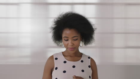 Primer-Plano-Retrato-De-Una-Hermosa-Joven-Afroamericana-Sonriendo-Feliz-Y-Exitosa-Mujer-Negra-Peinado-Afro-Mirando-Hacia-Abajo