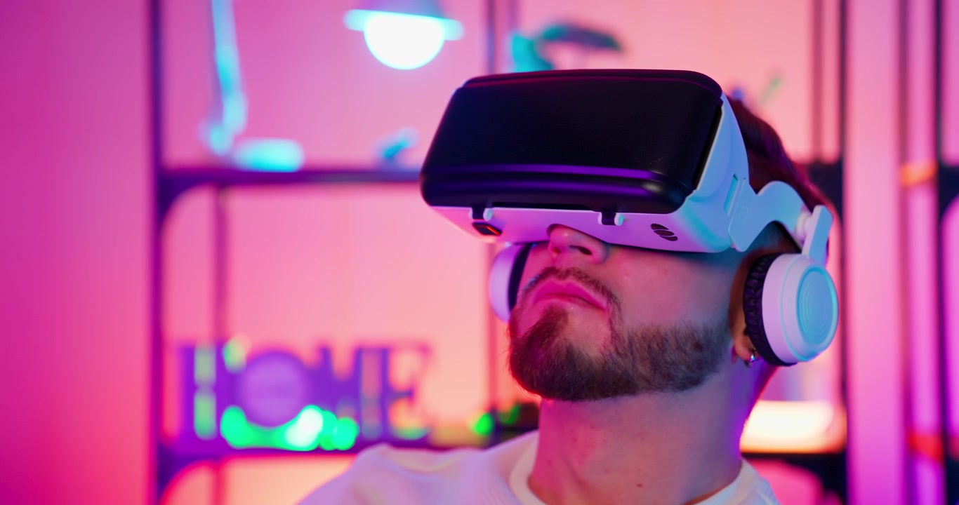 Giovane uomo immerso nella realtà virtuale con visore VR e cuffie