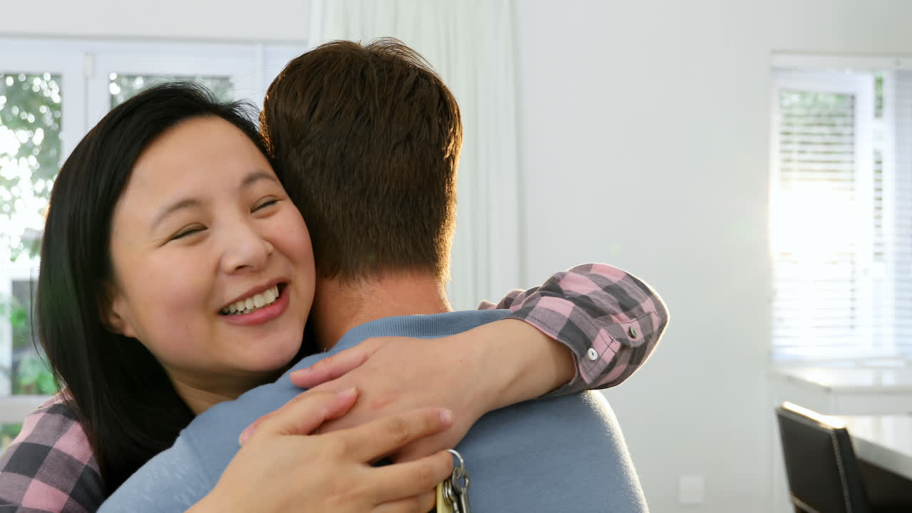새로운 집에서 서로 포옹하는 커플 4k