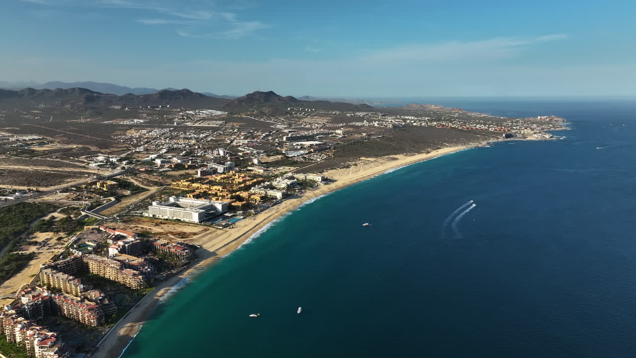 vista aérea hacia atrás sobre la costa de cabo san lucas, un día soleado en méxico