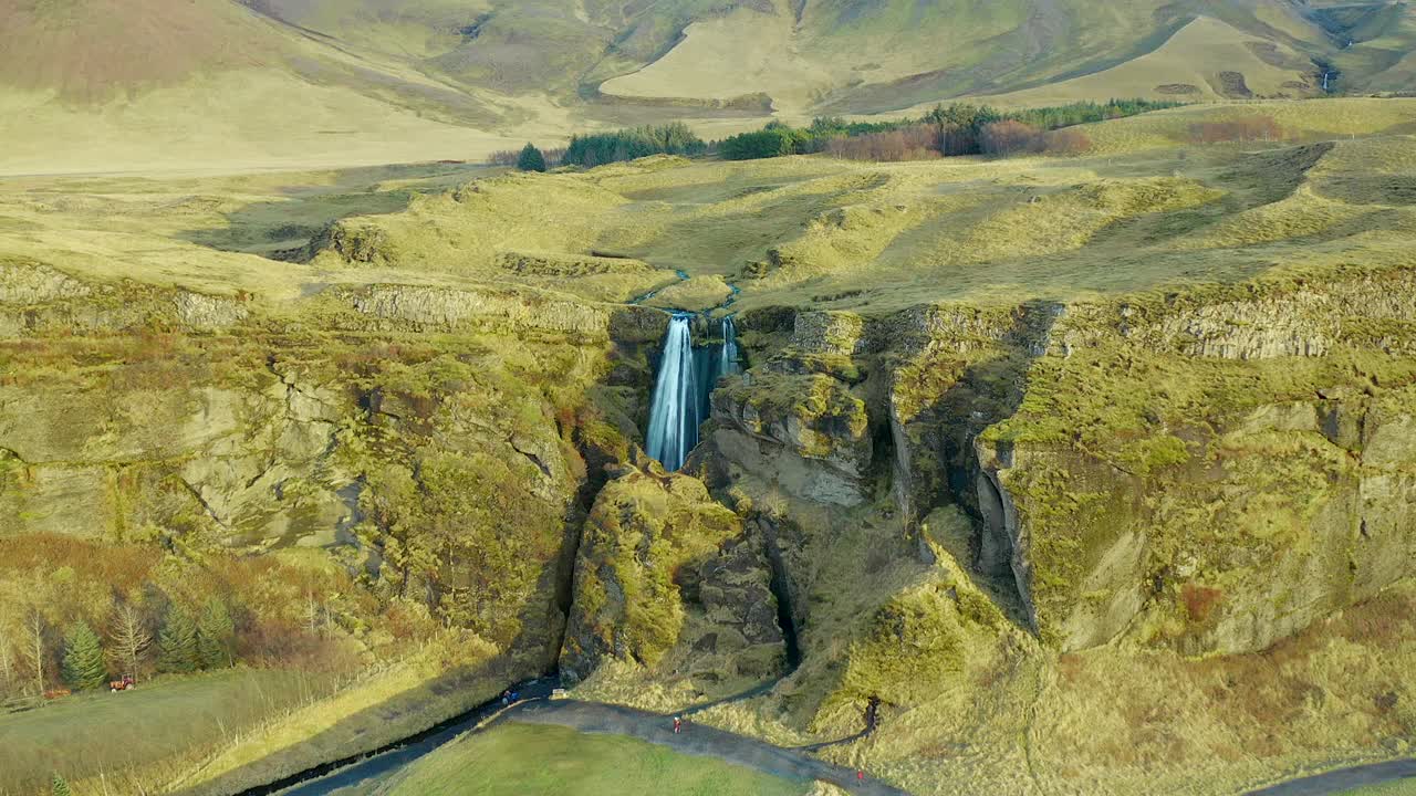 paisaje inspirador con una magnífica cascada en un cañón rocoso empinado, islandia