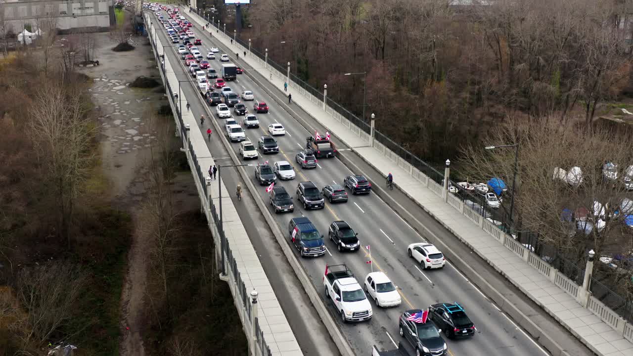 tráfico pesado durante las protestas contra la vacuna covid anti-mandato 2022 en el puente de la calle burrard en vancouver, canadá