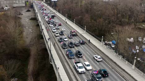 Starker-Verkehr-Während-Der-Anti-Mandat-Covid-Impfproteste-2022-An-Der-Burrard-Street-Bridge-In-Vancouver,-Kanada