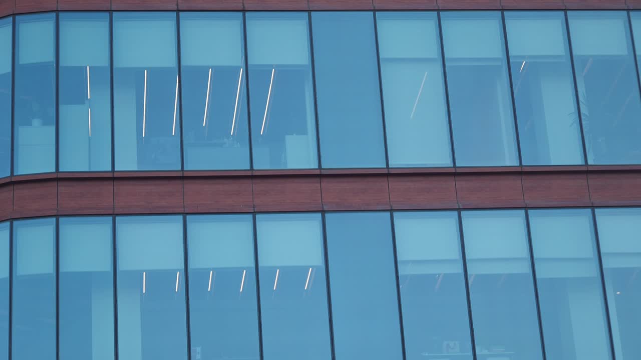 exterior de un edificio de oficinas de vidrio moderno