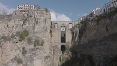 Vista-Aérea-Del-Espectacular-Puente-De-Arco-Medieval-Sobre-El-Desfiladero-En-Ronda-España